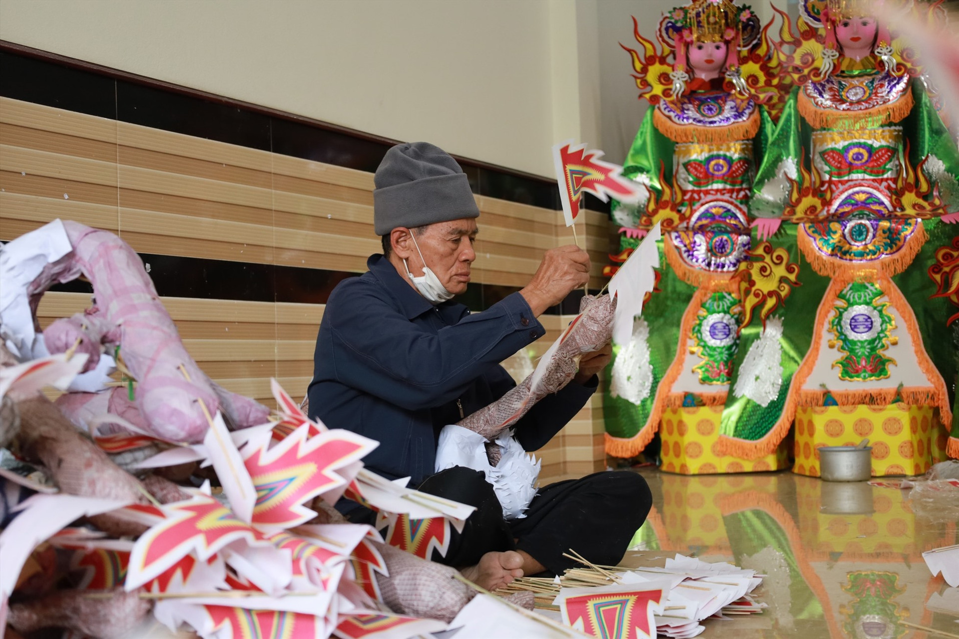 Những đôi tay khéo léo, nhanh thoăn thoắt của những người thợ thủ công tại đây đã tạo nên những sản phẩm độc đáo, đẹp mắt như voi, ngựa,...