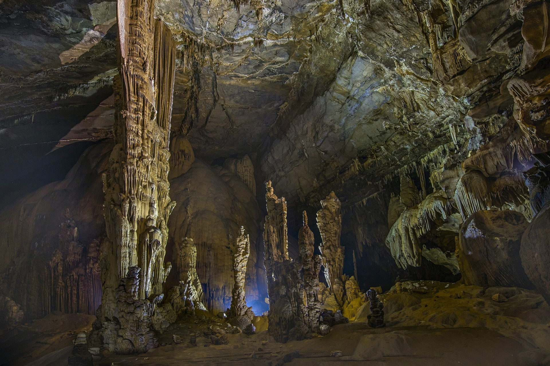 Khung cảnh choáng ngợp của hang động vừa đưa vào khai thác ở Quảng Bình - 2