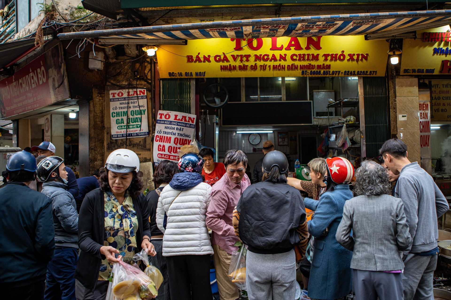 Biển người đổ về chợ nhà giàu, người Hà Nội chen chân mua đồ cúng - 2 Biển người đổ về chợ nhà giàu, người Hà Nội chen chân mua đồ cúng - 2