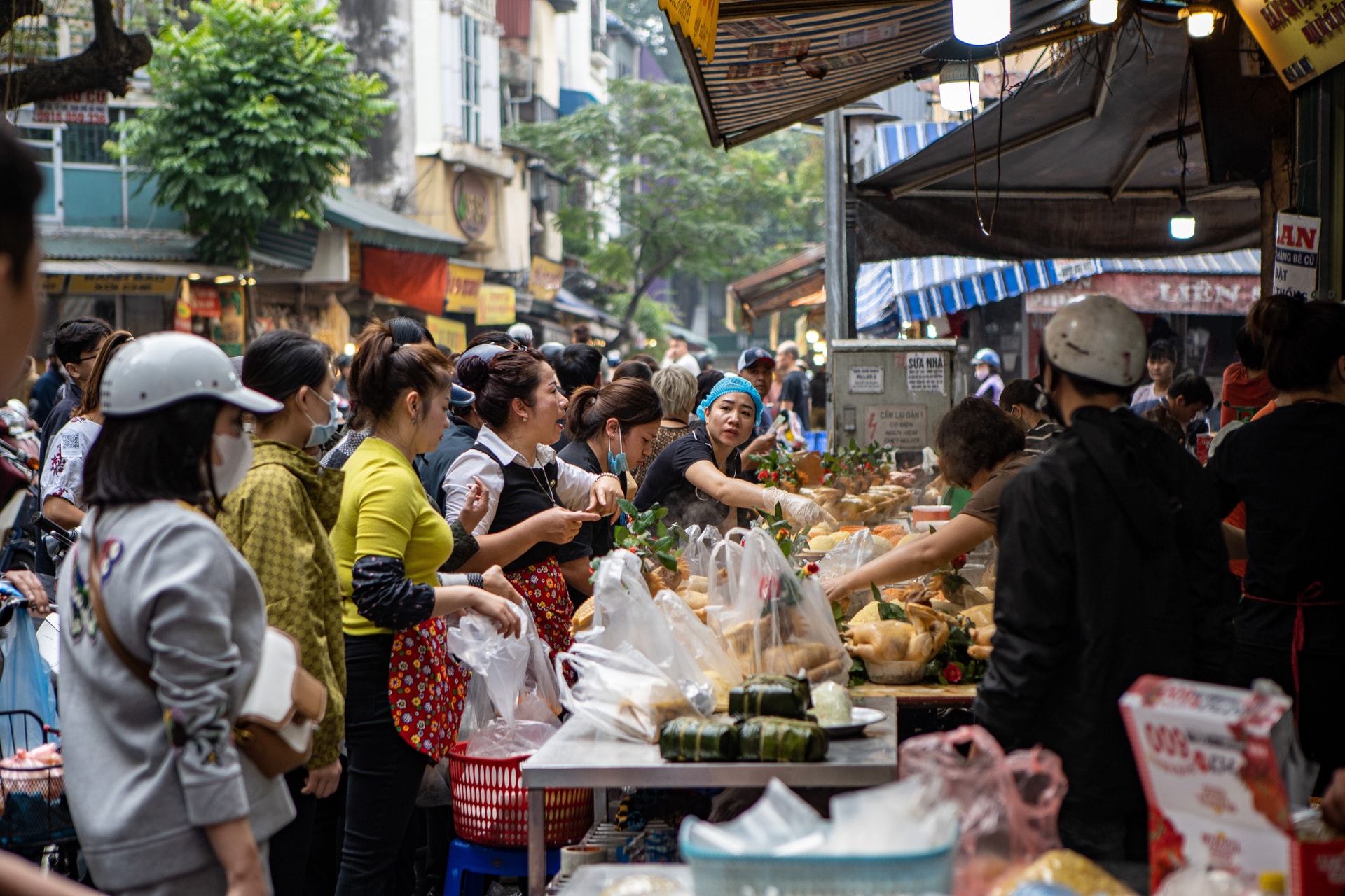 Biển người đổ về chợ nhà giàu, người Hà Nội chen chân mua đồ cúng - 4