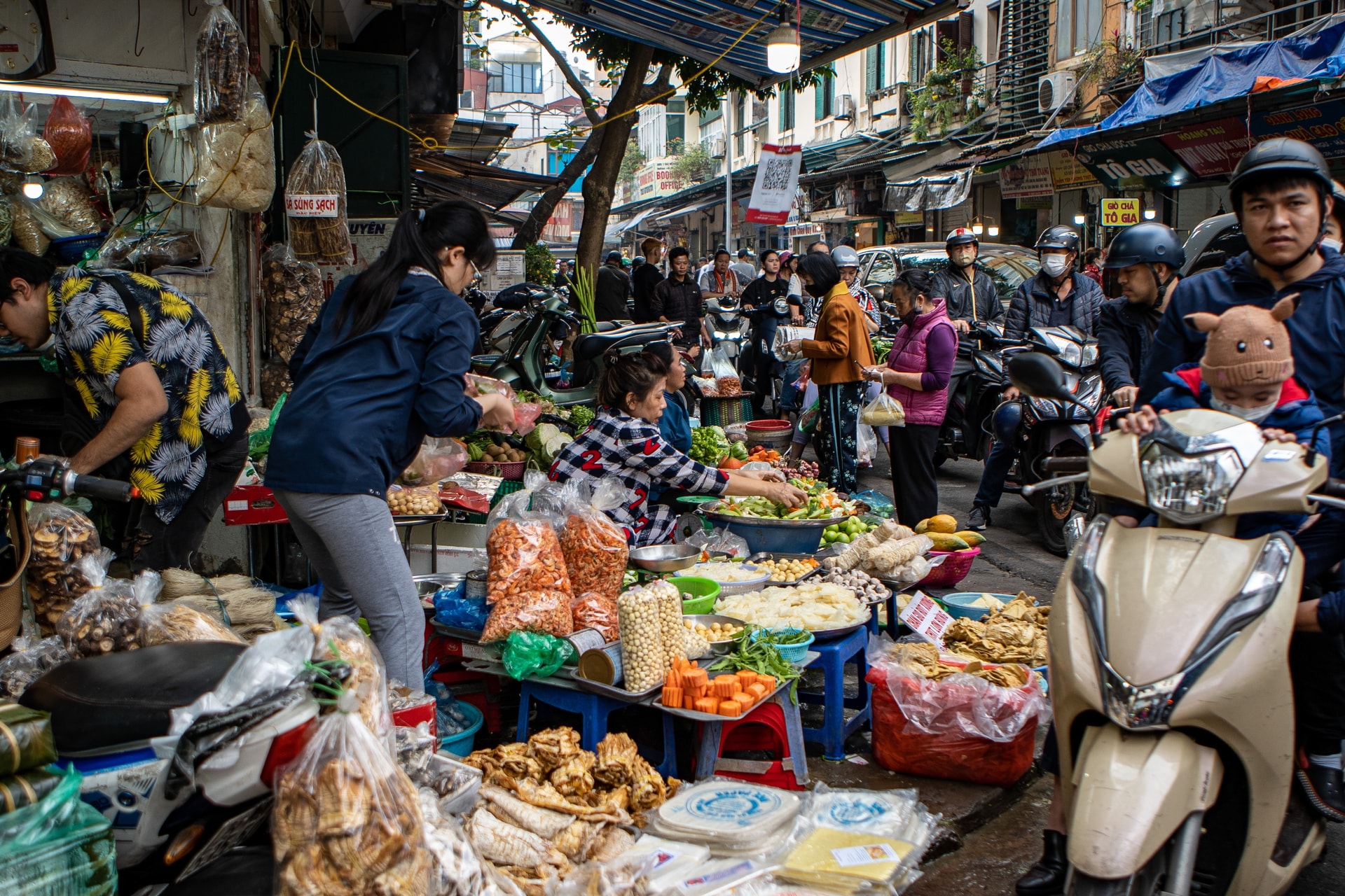 Biển người đổ về chợ nhà giàu, người Hà Nội chen chân mua đồ cúng - 15 Biển người đổ về chợ nhà giàu, người Hà Nội chen chân mua đồ cúng - 15
