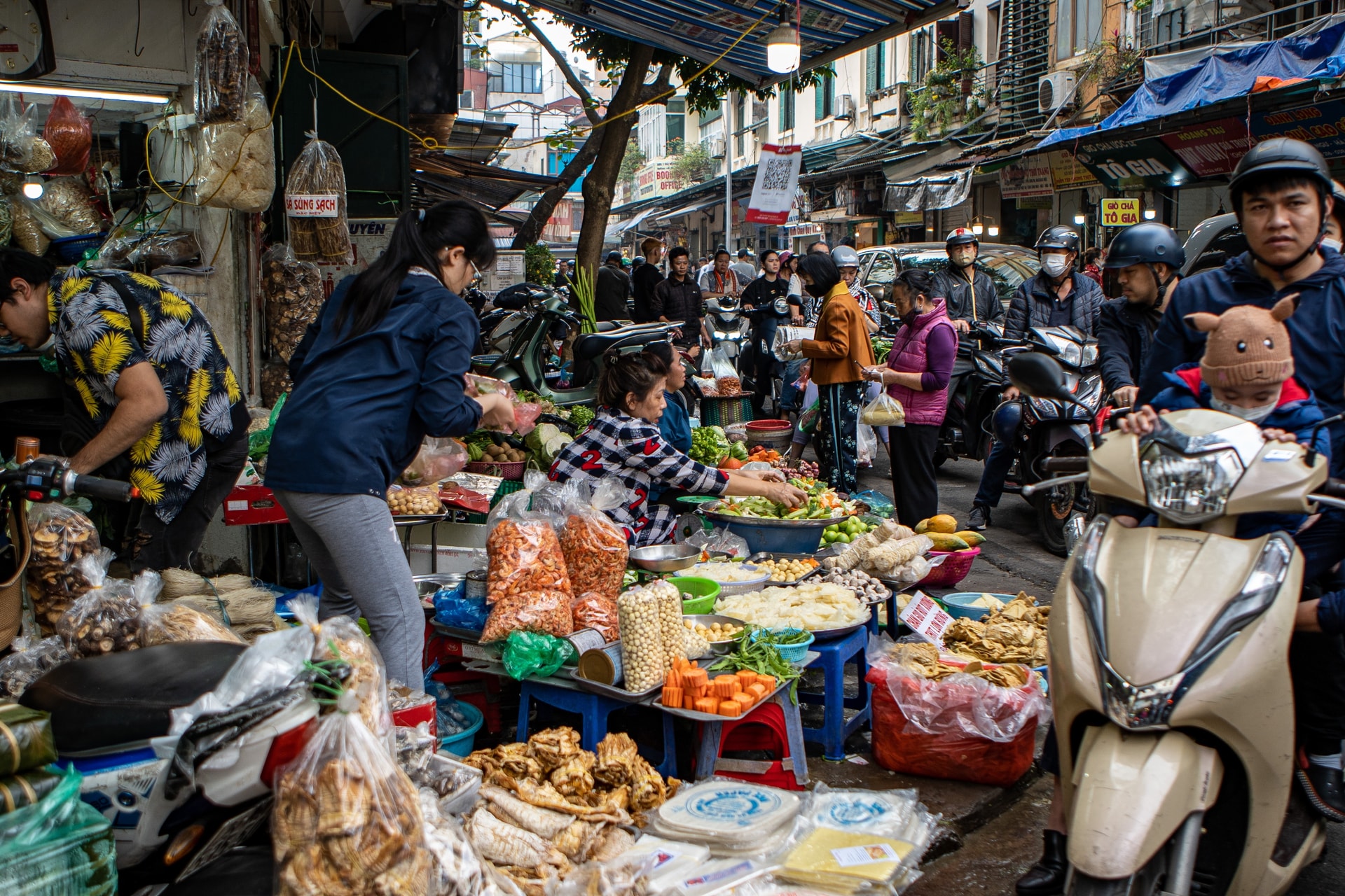 Biển người đổ về chợ nhà giàu, người Hà Nội chen chân mua đồ cúng - 15