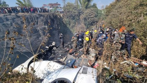 Video phút cuối của máy bay Nepal trước khi rơi khiến 64 người chết - 1