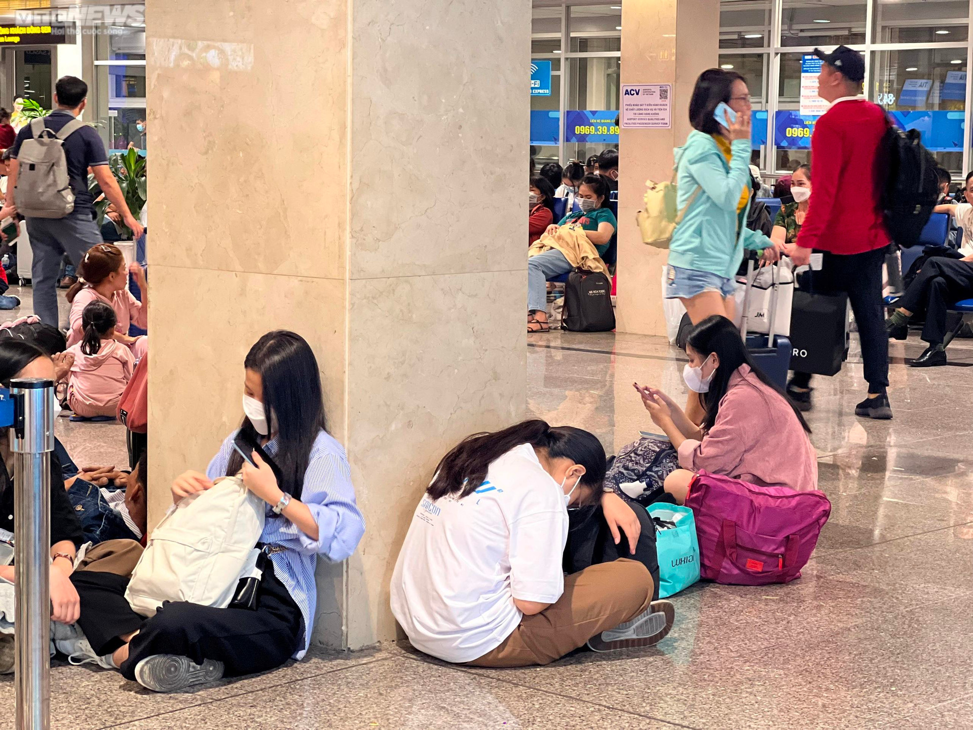 Hành khách vạ vật ở sân bay Tân Sơn Nhất đợi chuyến bay về quê đón Tết - 6