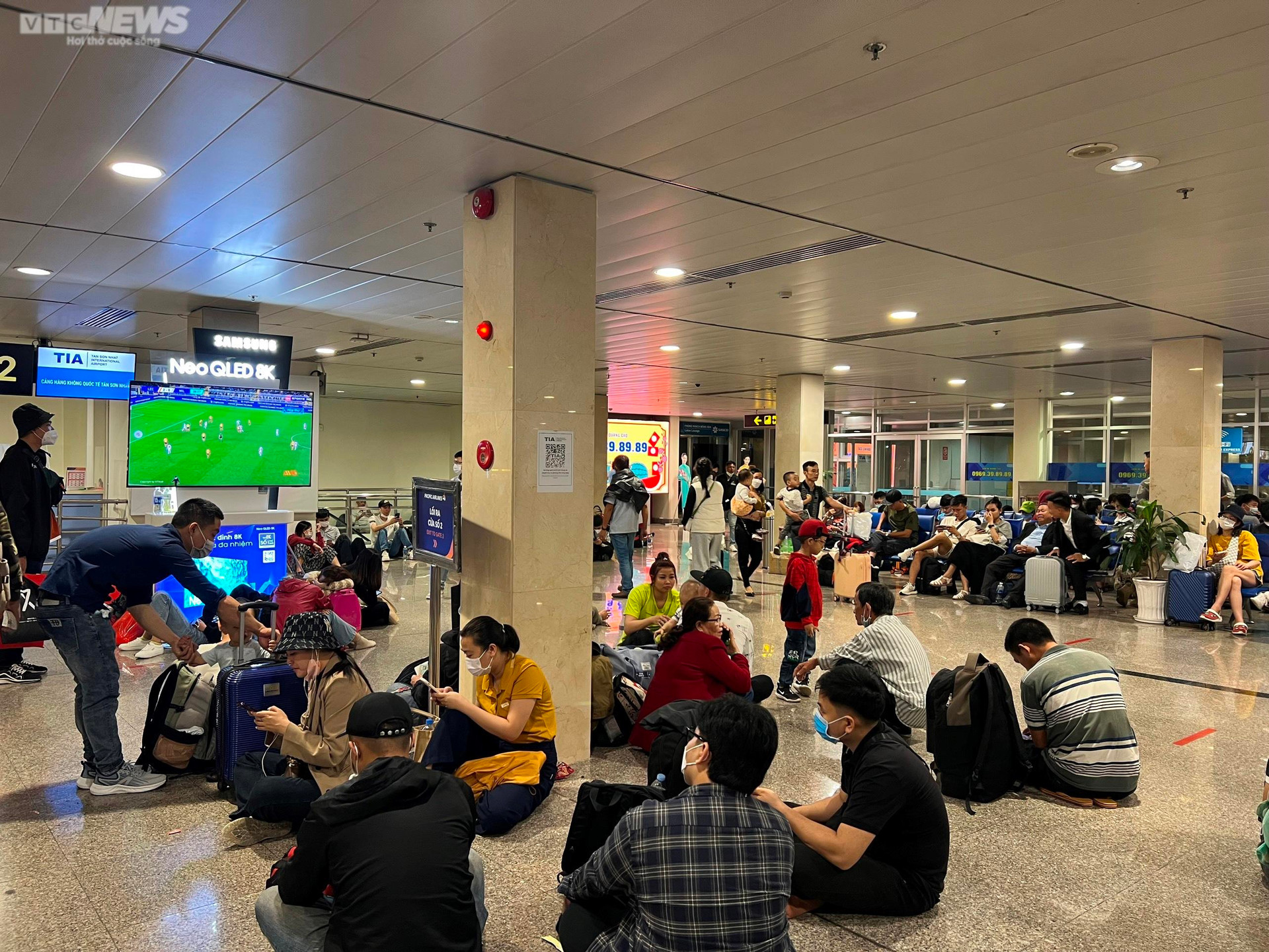 Hành khách vạ vật ở sân bay Tân Sơn Nhất đợi chuyến bay về quê đón Tết - 7