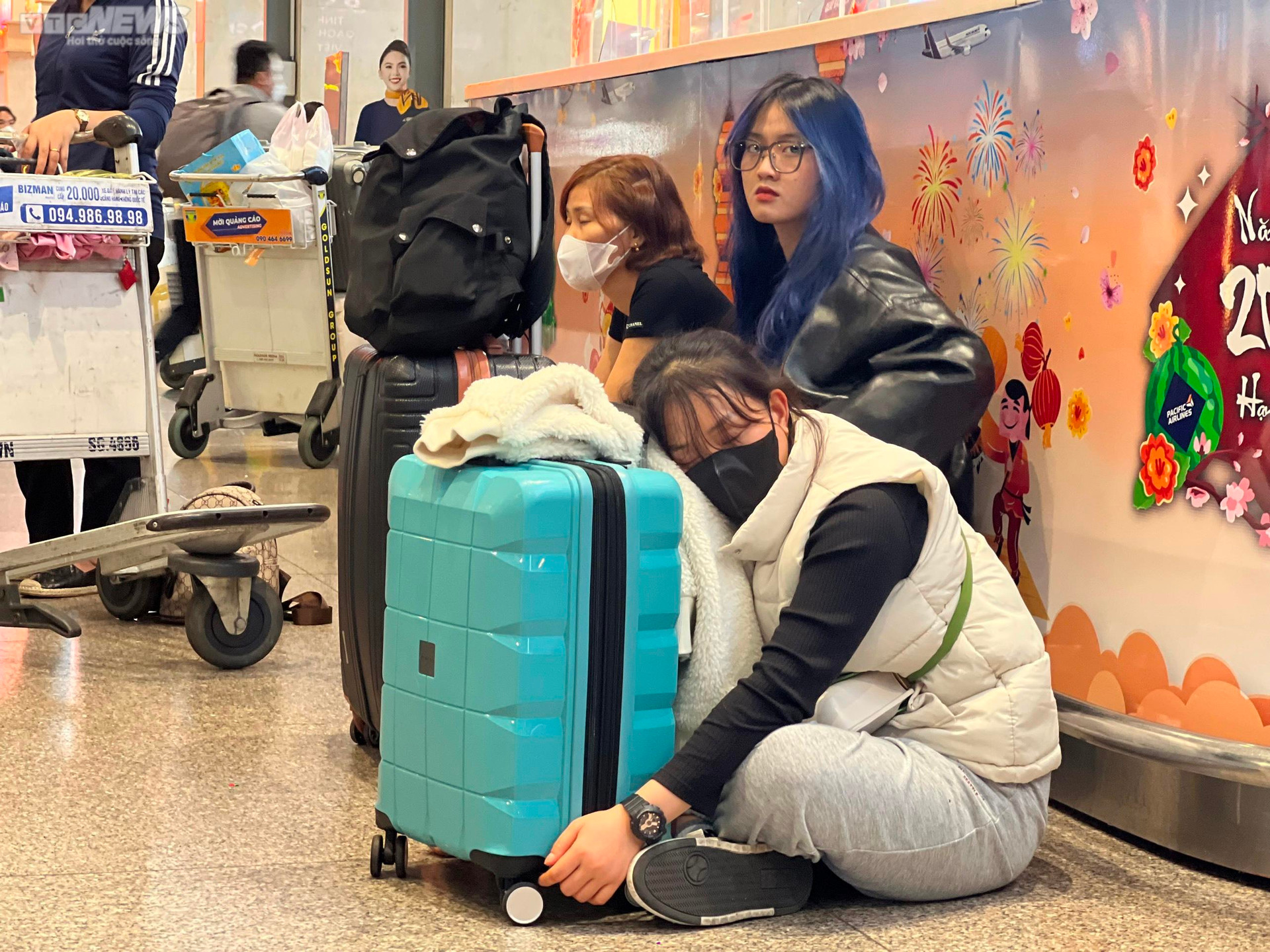 Hành khách vạ vật ở sân bay Tân Sơn Nhất đợi chuyến bay về quê đón Tết - 9