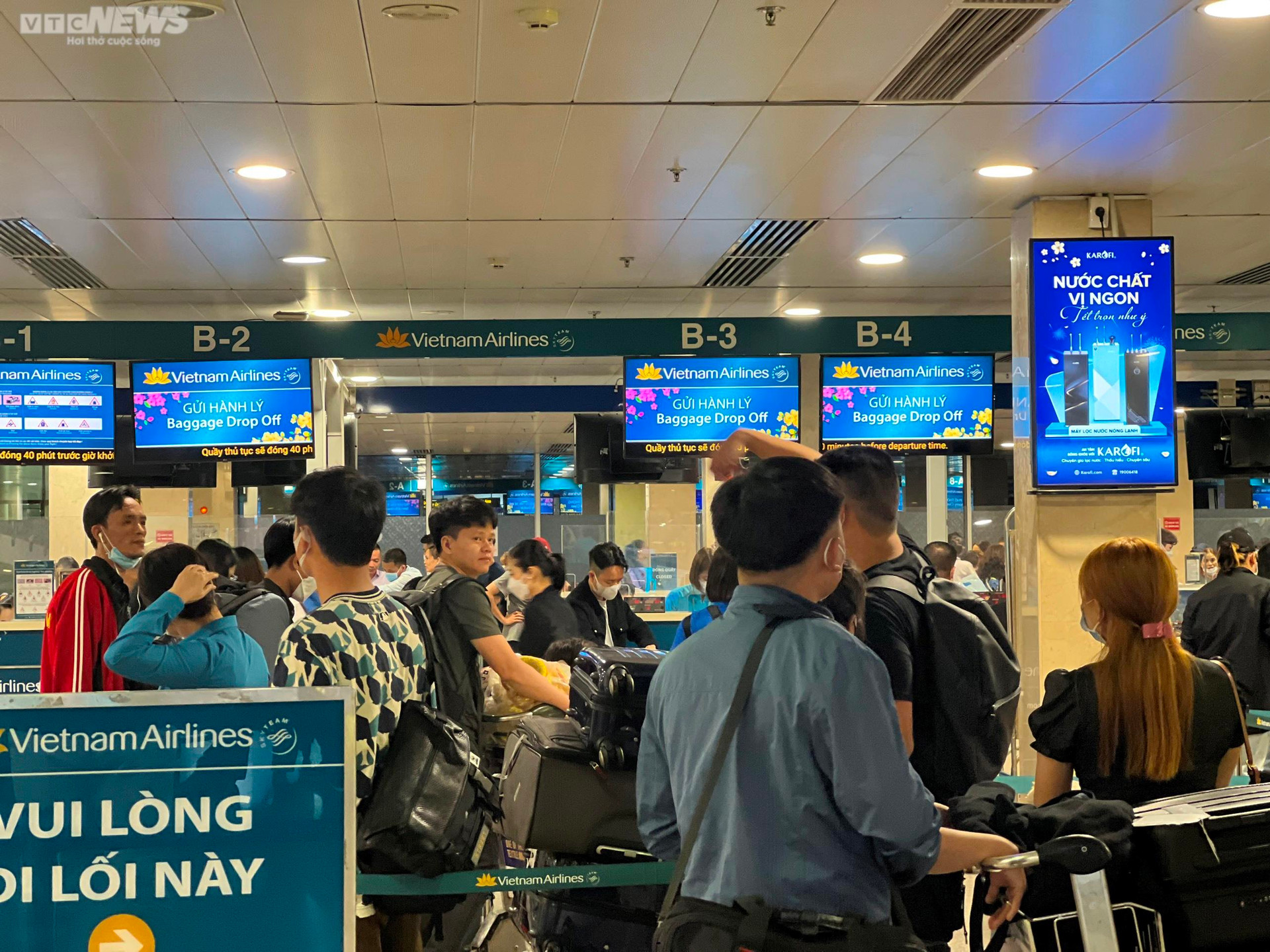 Hành khách vạ vật ở sân bay Tân Sơn Nhất đợi chuyến bay về quê đón Tết - 10