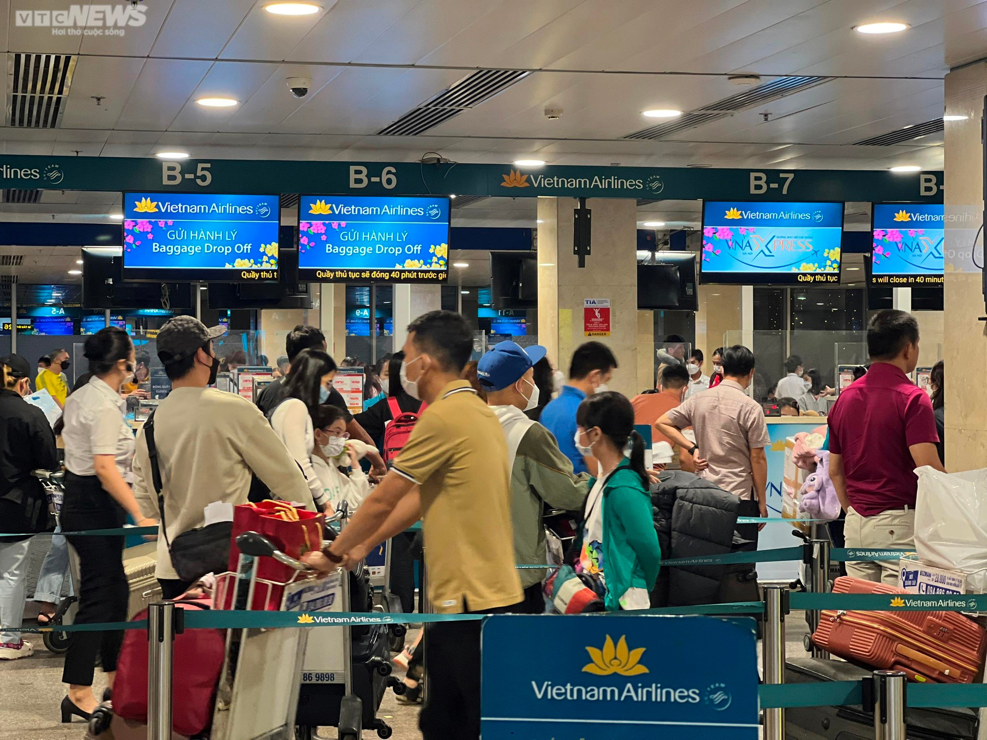 Hành khách vạ vật ở sân bay Tân Sơn Nhất đợi chuyến bay về quê đón Tết - 2