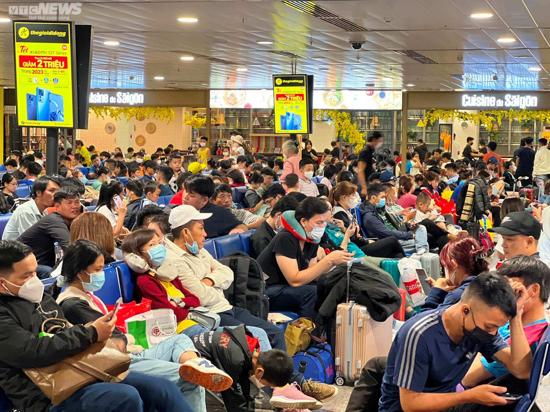 Hành khách vạ vật ở sân bay Tân Sơn Nhất đợi chuyến bay về quê đón Tết - 3