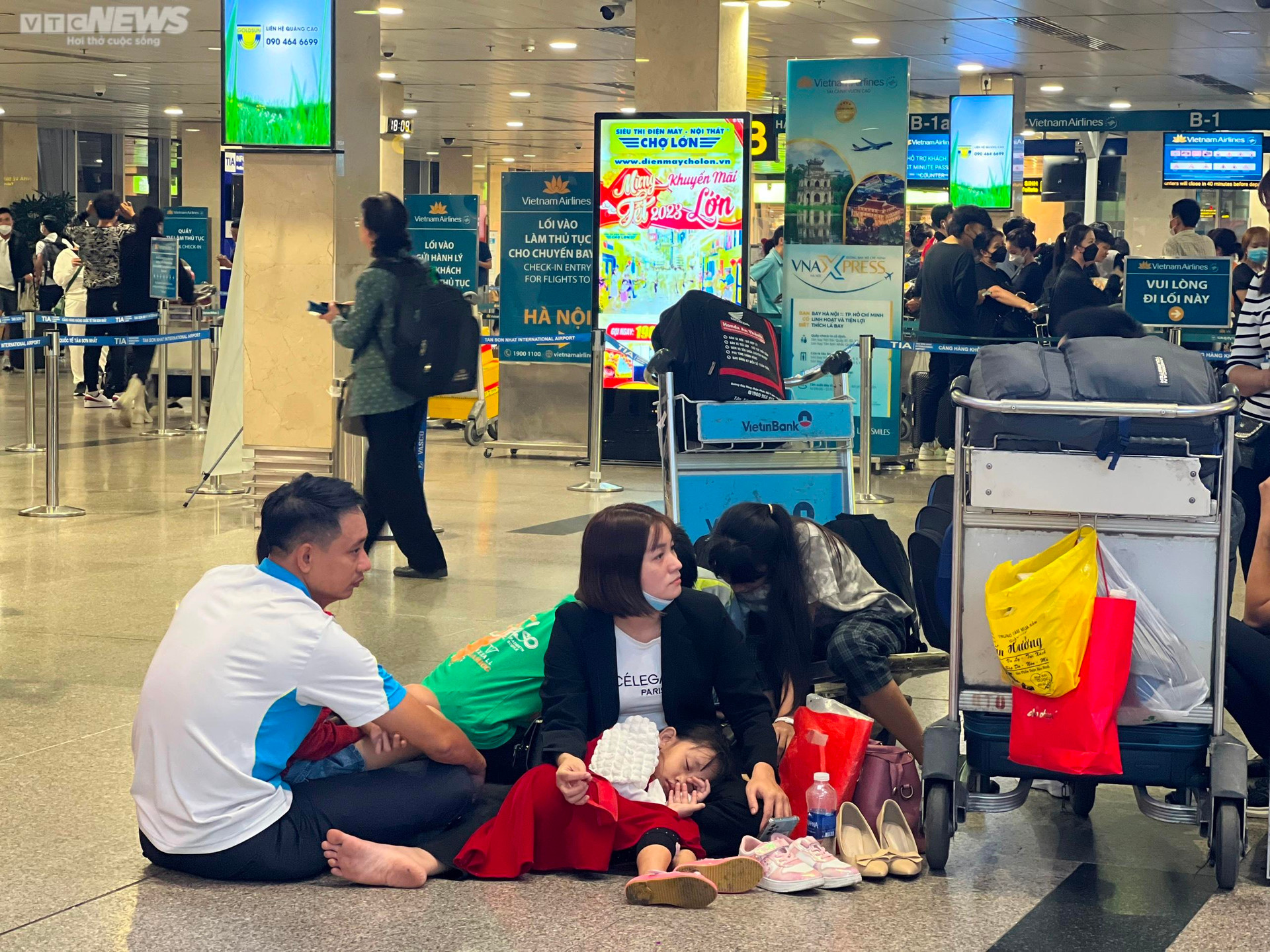 Hành khách vạ vật ở sân bay Tân Sơn Nhất đợi chuyến bay về quê đón Tết - 8