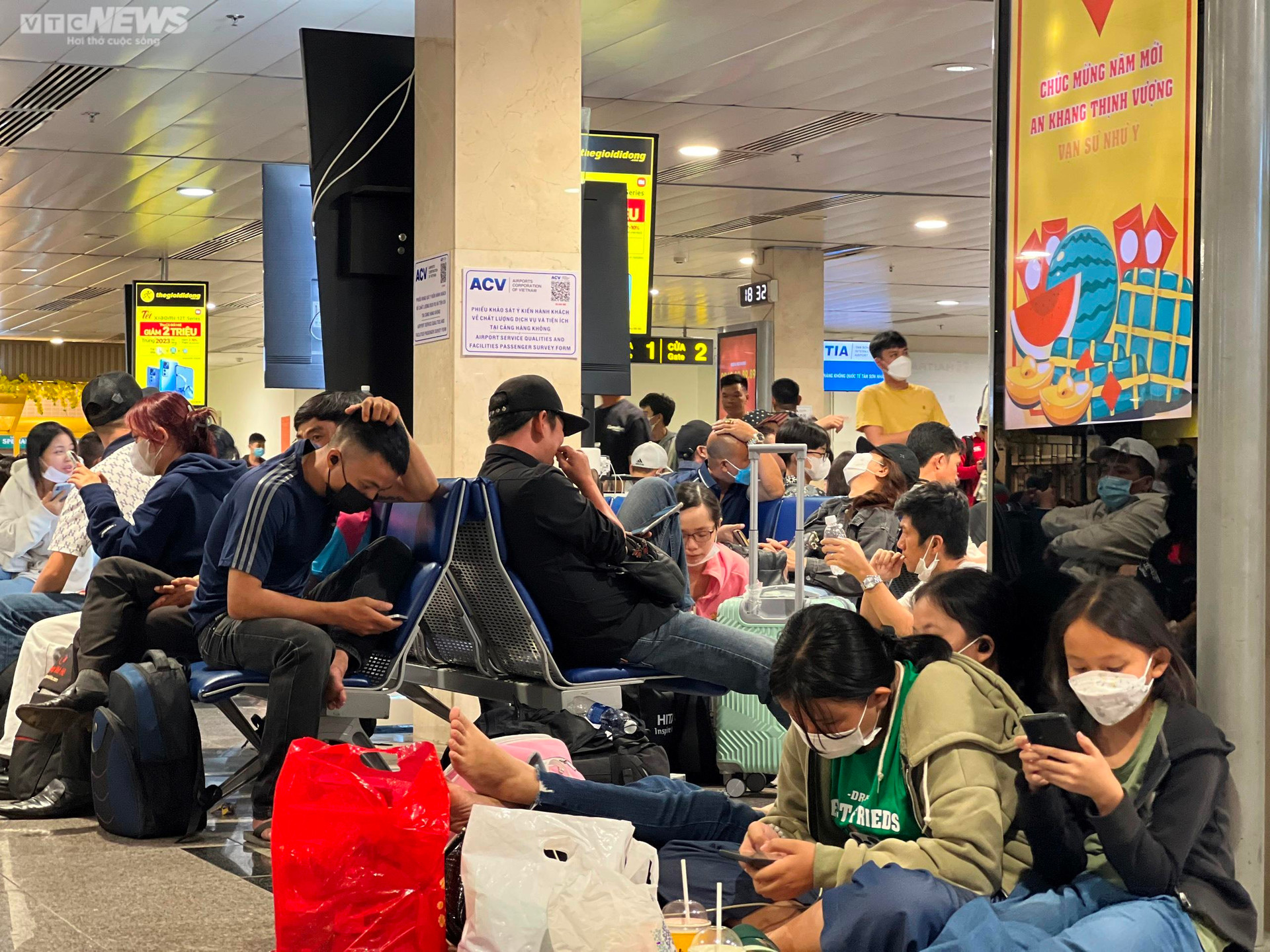 Hành khách vạ vật ở sân bay Tân Sơn Nhất đợi chuyến bay về quê đón Tết - 15