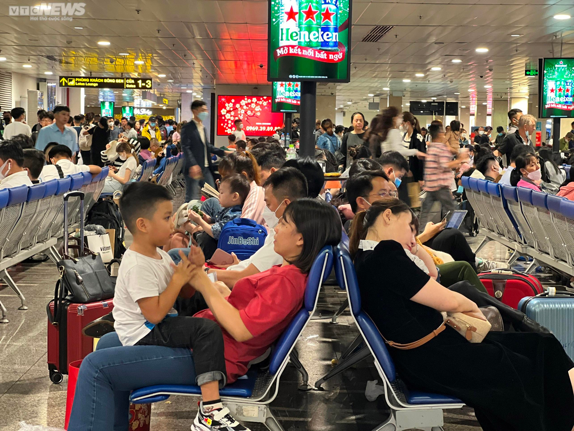 Hành khách vạ vật ở sân bay Tân Sơn Nhất đợi chuyến bay về quê đón Tết - 16