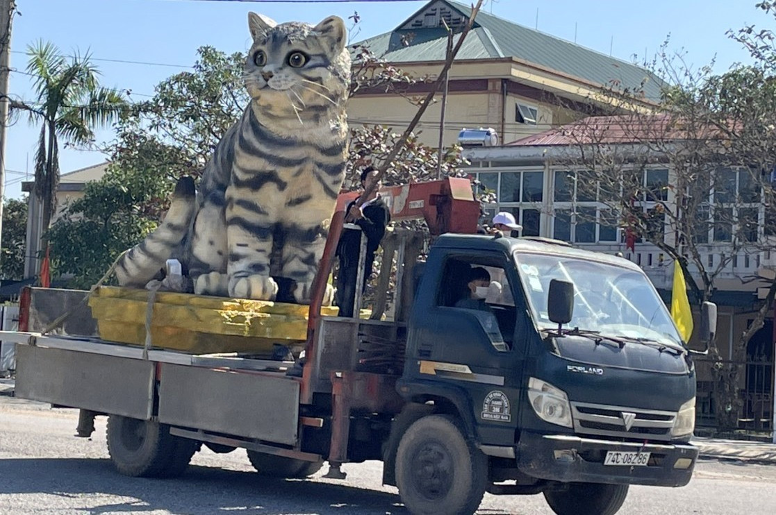 Linh vật mèo được hoàn thiện và đưa lên ôtô để vận chuyển đến trang trí tại quảng trường trung tâm huyện Triệu Phong. Ảnh: TN.