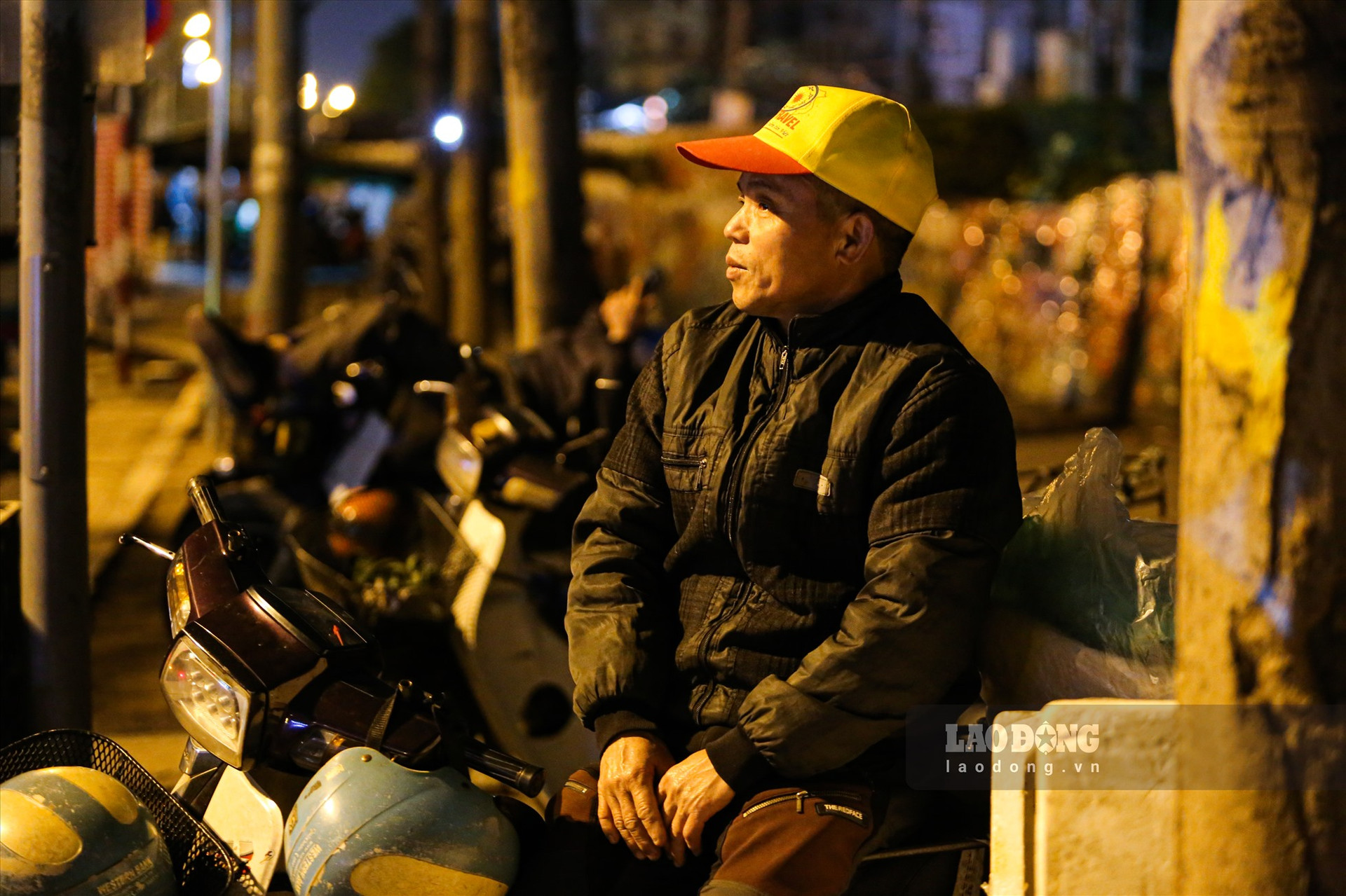 Ông Nguyễn Huy Chung (57 tuổi, Gia Lâm, Hà Nội) đang ngồi chờ đến 3 giờ sáng để chở hàng từ chợ Long Biên về Gia Lâm. “Trời rét đột ngột như thế này khiến tôi rất mệt, trong người run lẩy bẩy“, ông Chung cho hay.