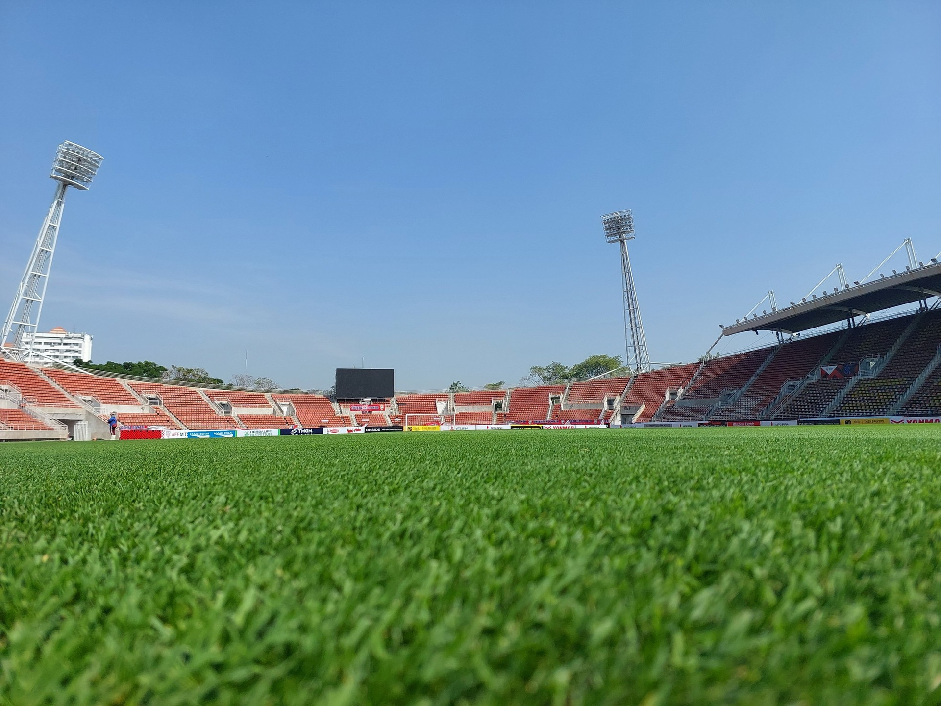 Cận cảnh SVĐ Thammasat: Có thật sân của trận chung kết lượt về AFF Cup 2022 tốt hơn Mỹ Đình? ảnh 5