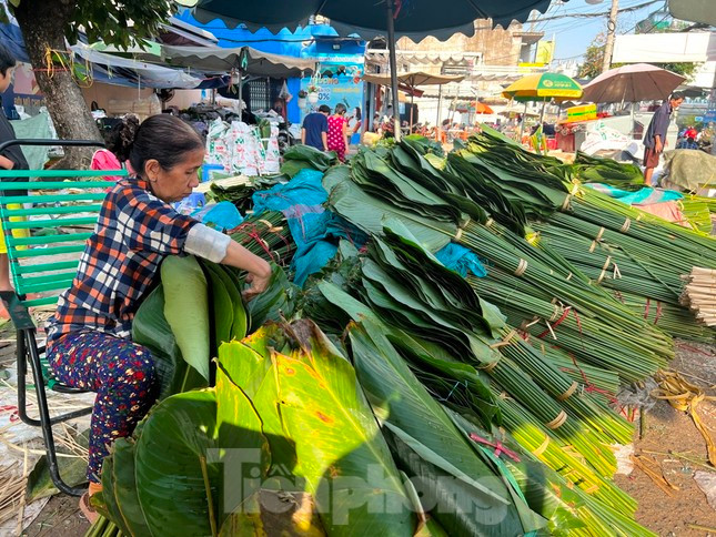 Hiu hắt chợ lá dong duy nhất ở Sài Gòn ngày cuối năm ảnh 6