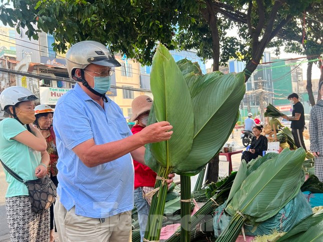 Hiu hắt chợ lá dong duy nhất ở Sài Gòn ngày cuối năm ảnh 1