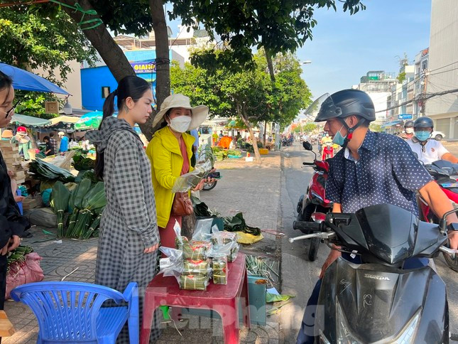 Hiu hắt chợ lá dong duy nhất ở Sài Gòn ngày cuối năm ảnh 8