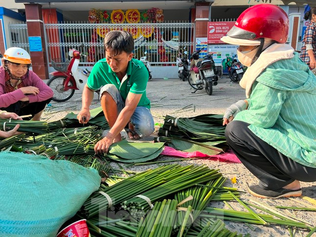Hiu hắt chợ lá dong duy nhất ở Sài Gòn ngày cuối năm ảnh 4