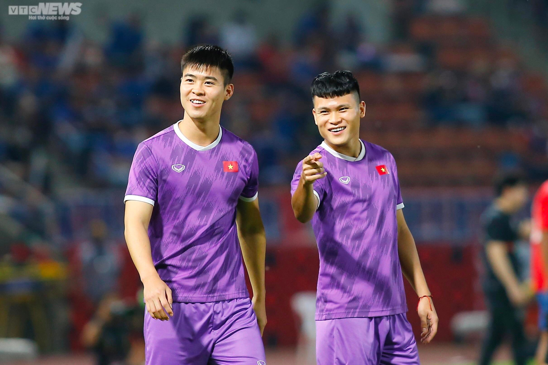 Trực tiếp bóng đá Thái Lan 1-0 Việt Nam: Quang Hải vào sân - 4