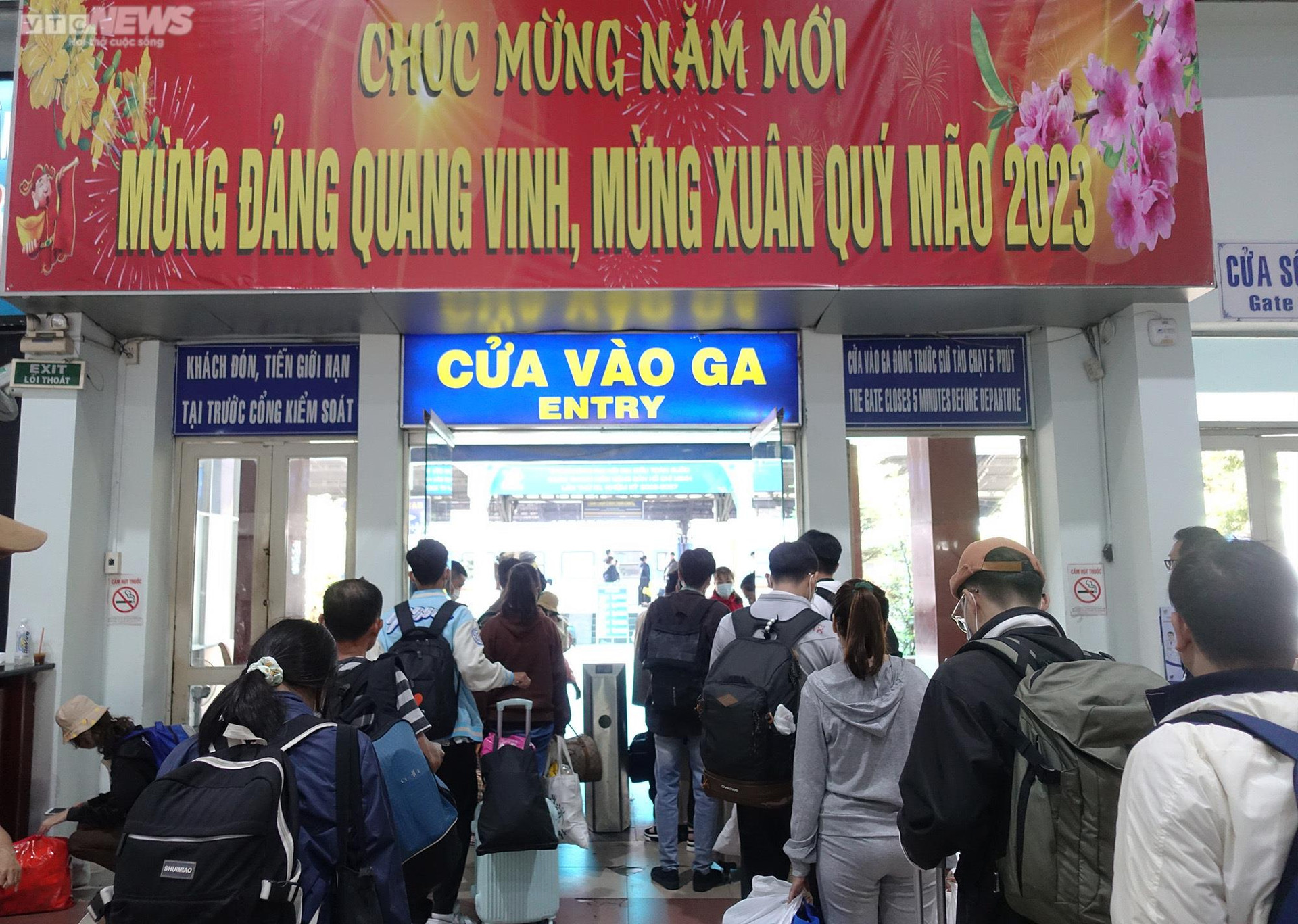 Ga Sài Gòn đông đúc, nhiều khách đến trước hàng tiếng chờ tàu về quê đón Tết - 1