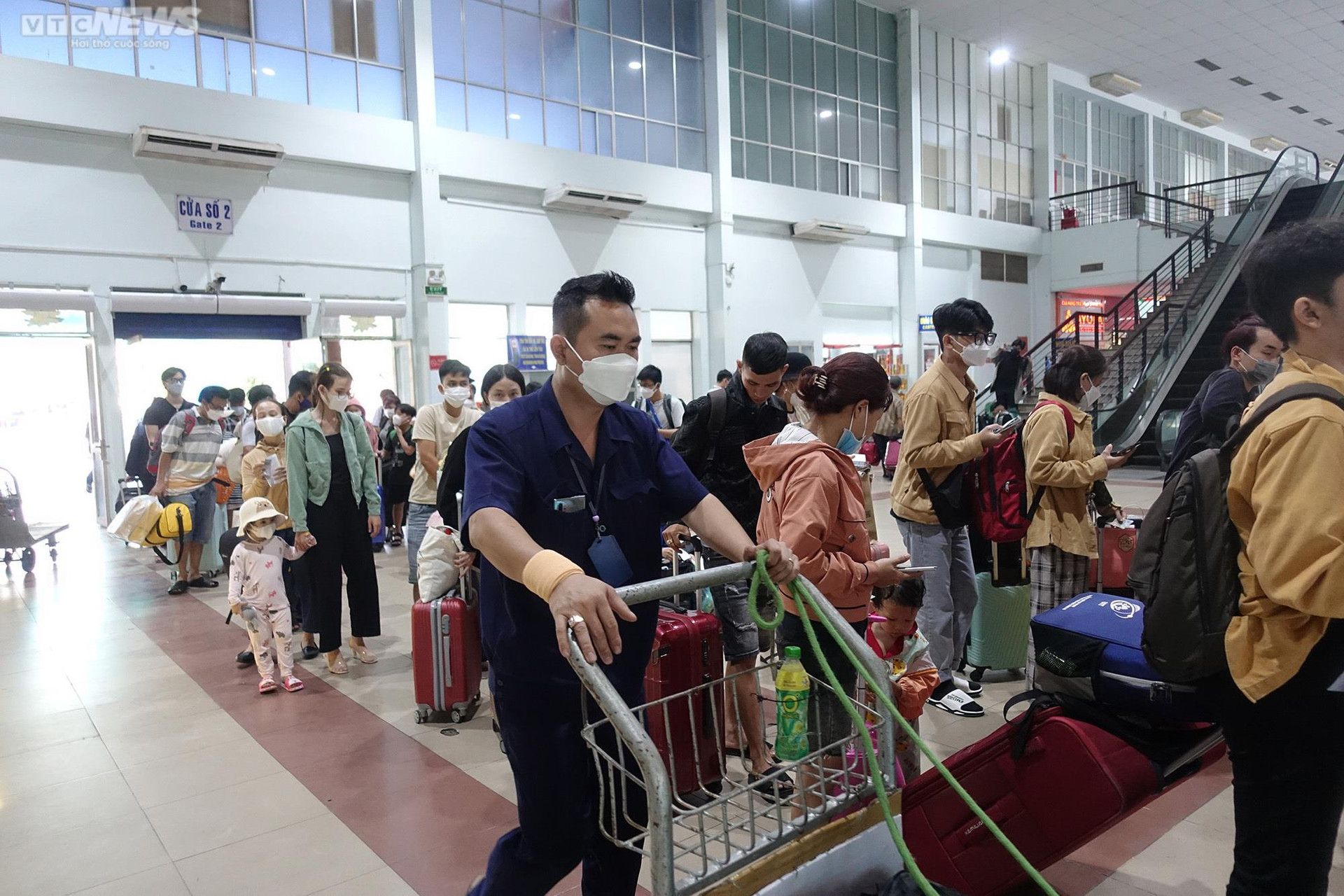 Ga Sài Gòn đông đúc, nhiều khách đến trước hàng tiếng chờ tàu về quê đón Tết - 4