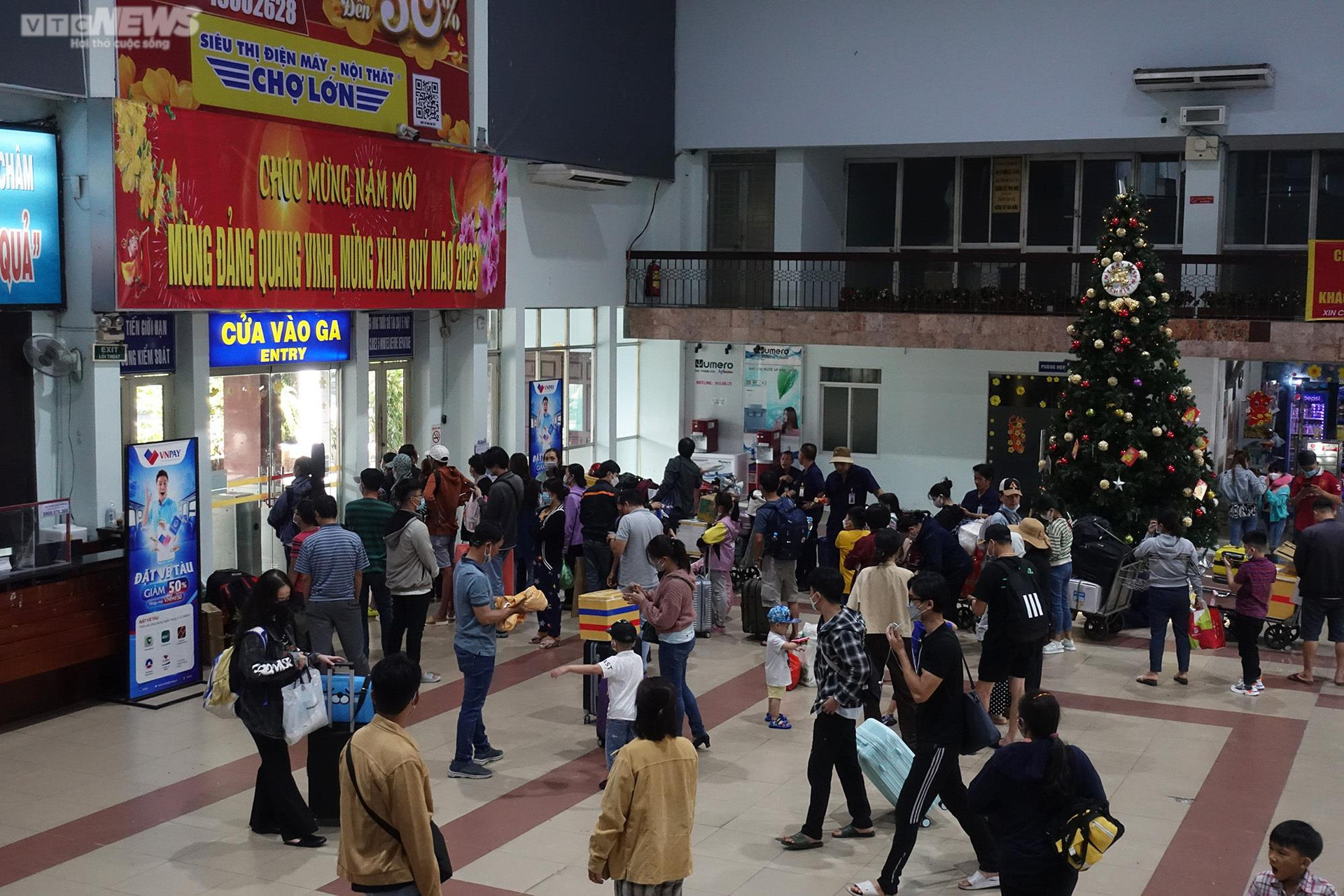 Ga Sài Gòn đông đúc, nhiều khách đến trước hàng tiếng chờ tàu về quê đón Tết - 2