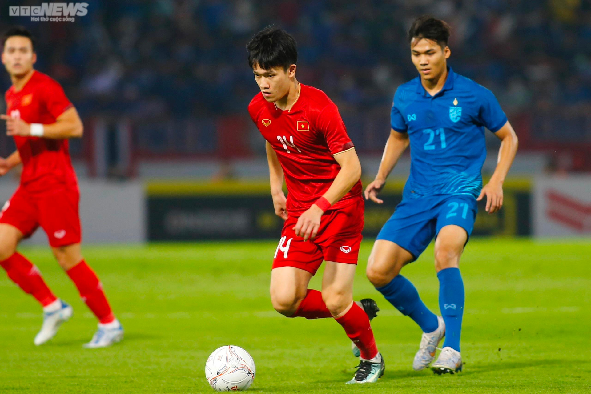 Trực tiếp bóng đá Thái Lan 1-0 Việt Nam: Quang Hải vào sân - 3