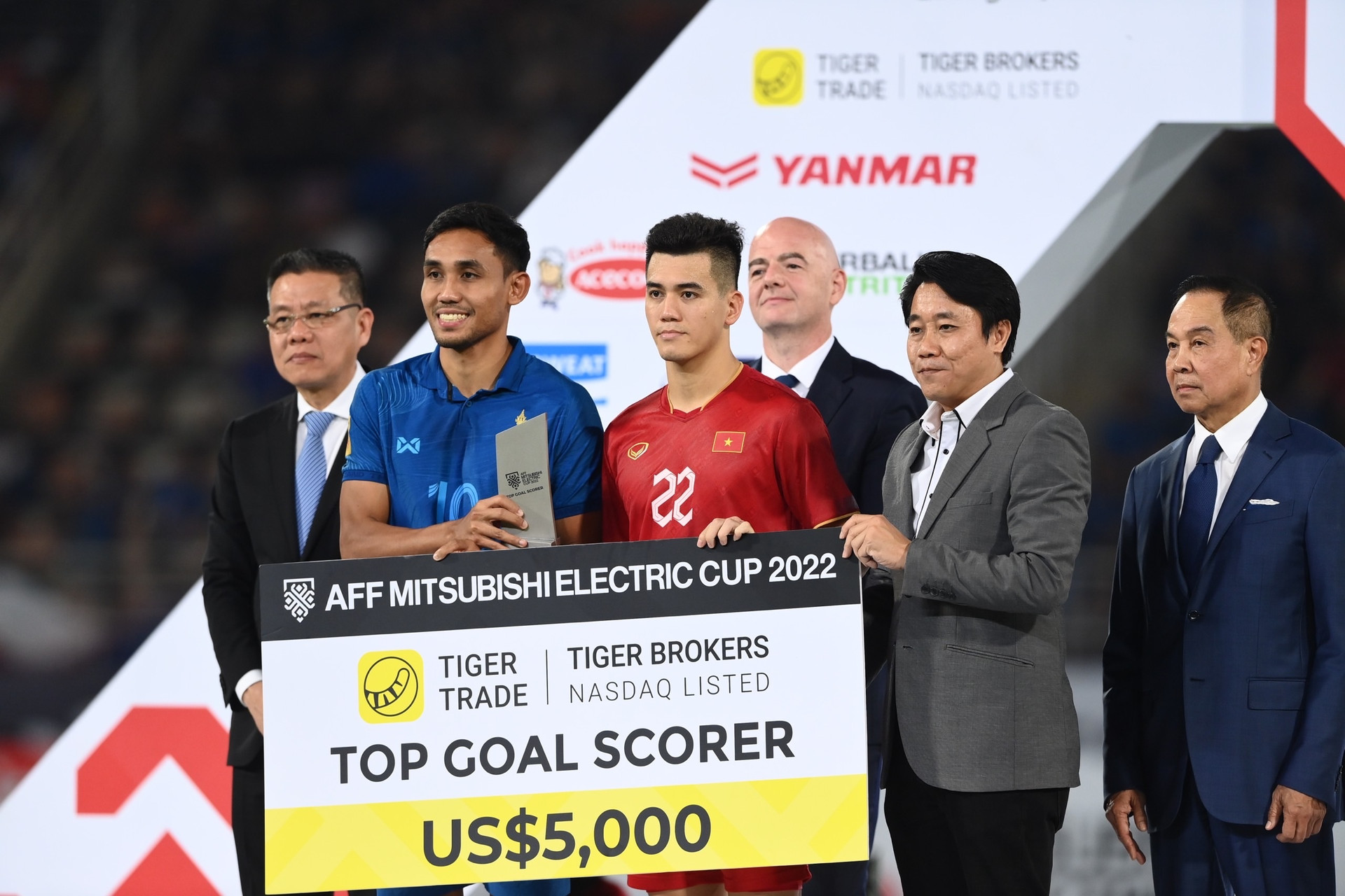 Đội tuyển Việt Nam nhận thưởng hơn 7 tỷ đồng cho vị trí Á quân AFF Cup - 2