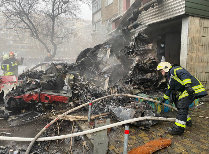 Trực thăng rơi ở ngoại ô Kiev, khói lửa bủa vây một trường mẫu giáo - Ảnh 1.