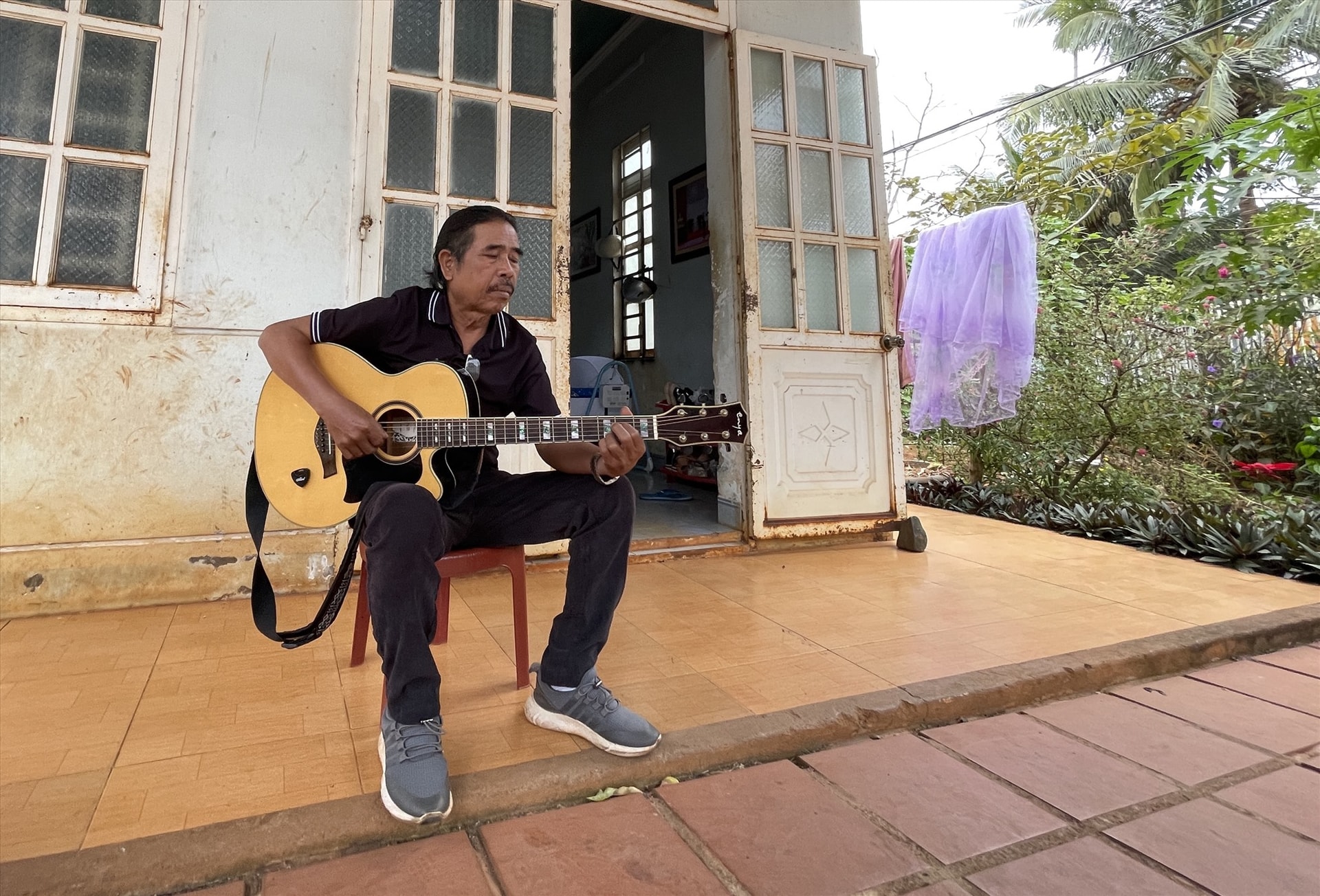 After retiring, musician Y Phon stayed at home to grow vegetables, raise chickens and continue composing.  Photo: Huu Long