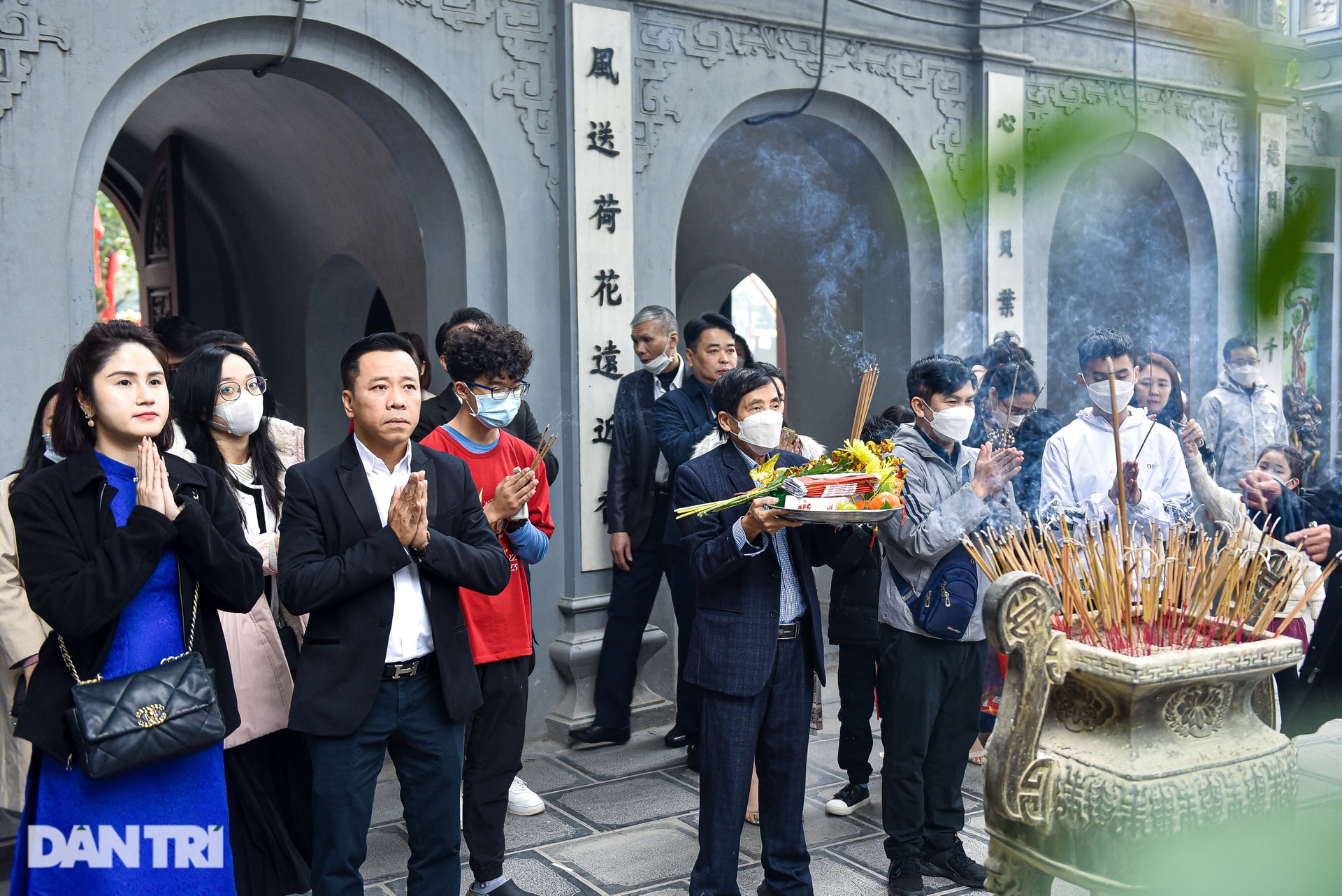 Temples in Hanoi are crowded, tourists are tired of traffic jams - 13