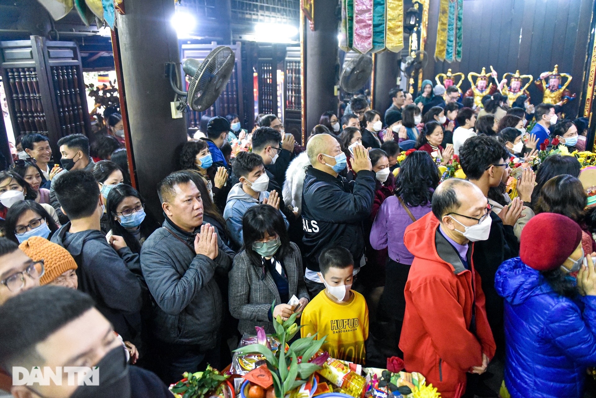 Hanoi's temples and pagodas are crowded, tourists are tired of traffic jams - 14