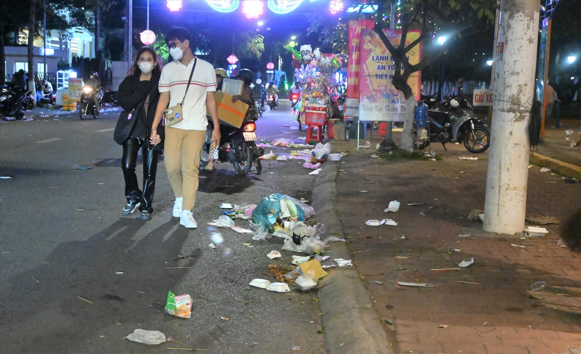 Rác ngập đường phố tại gần tượng đài cá BaSA (TP Châu Đốc, tỉnh An Giang) sau màn pháo hoa. Ảnh: Thành Nhân
