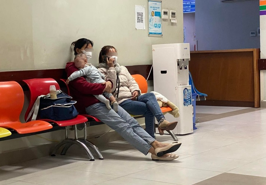 Phòng cấp cứu của bệnh viện Nhi trung ương dù vắng hơn hẳn ngày thương, nhưng vẫn dễ dàng bắt gặp hình ảnh các ông bố, bà mẹ bỉm sữa bế con đợi khám. Ảnh: Trà My