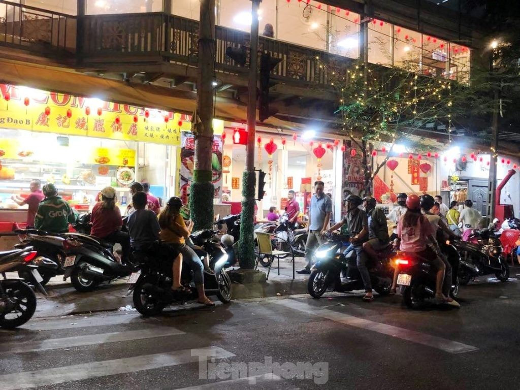 Mùng 2 Tết, quán cà phê, hàng ăn ở Hà Nội, TPHCM đông kín khách ảnh 11