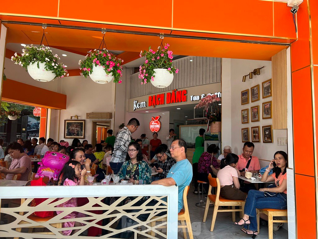 Mùng 2 Tết, quán cà phê, hàng ăn ở Hà Nội, TPHCM đông kín khách ảnh 13