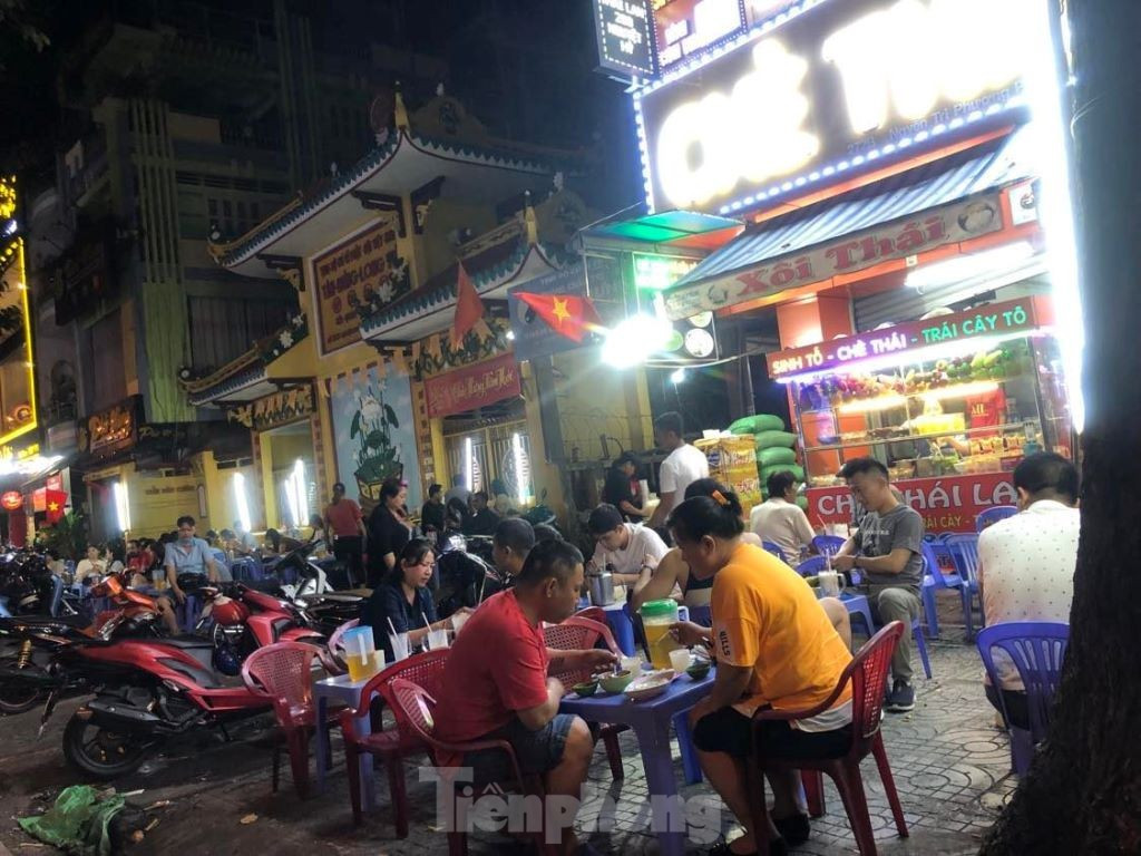 Mùng 2 Tết, quán cà phê, hàng ăn ở Hà Nội, TPHCM đông kín khách ảnh 10