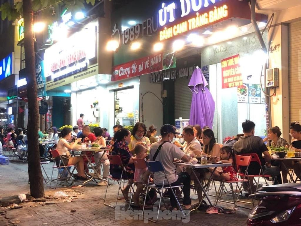 Mùng 2 Tết, quán cà phê, hàng ăn ở Hà Nội, TPHCM đông kín khách ảnh 9