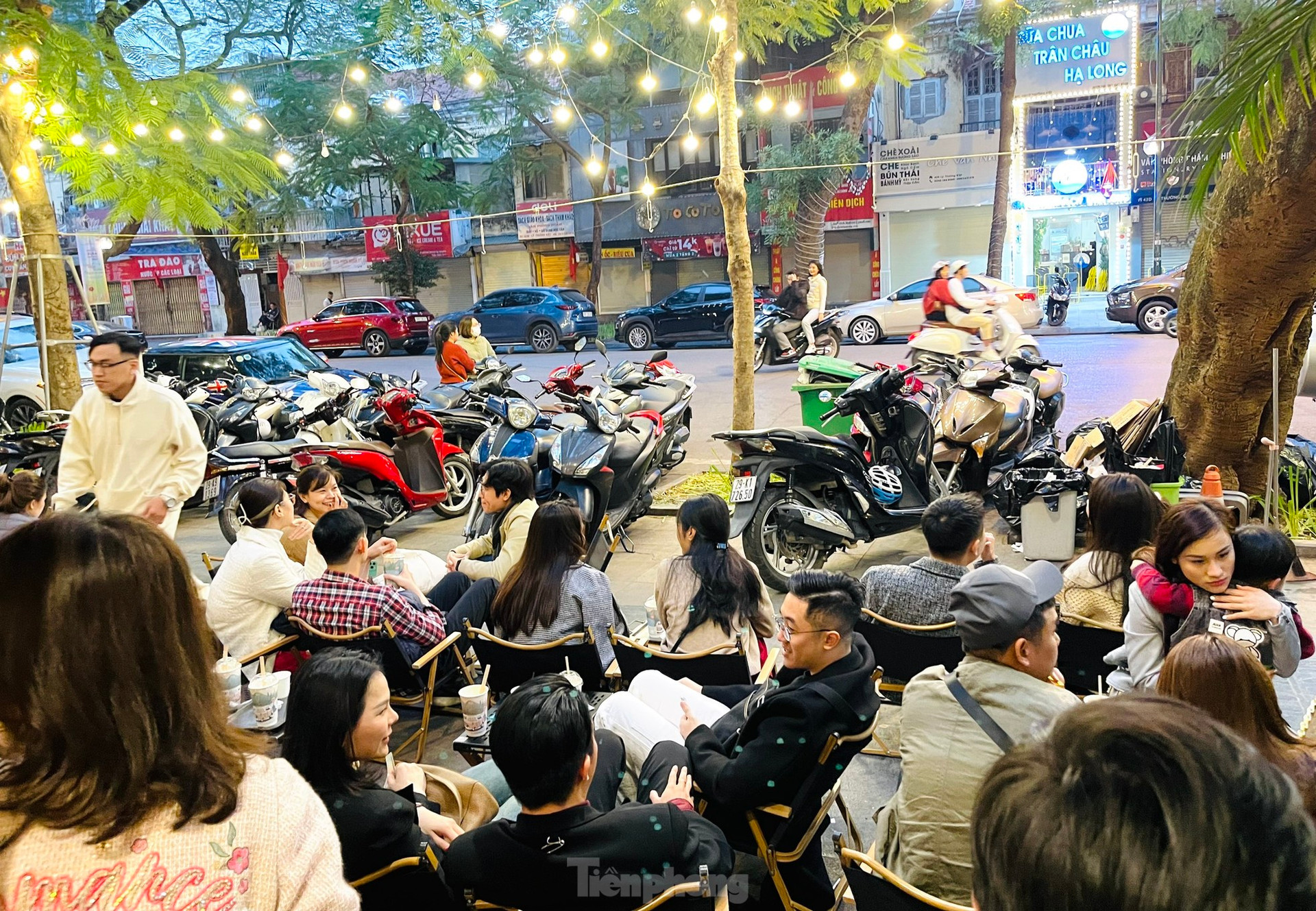 Mùng 2 Tết, quán cà phê, hàng ăn ở Hà Nội, TPHCM đông kín khách ảnh 4