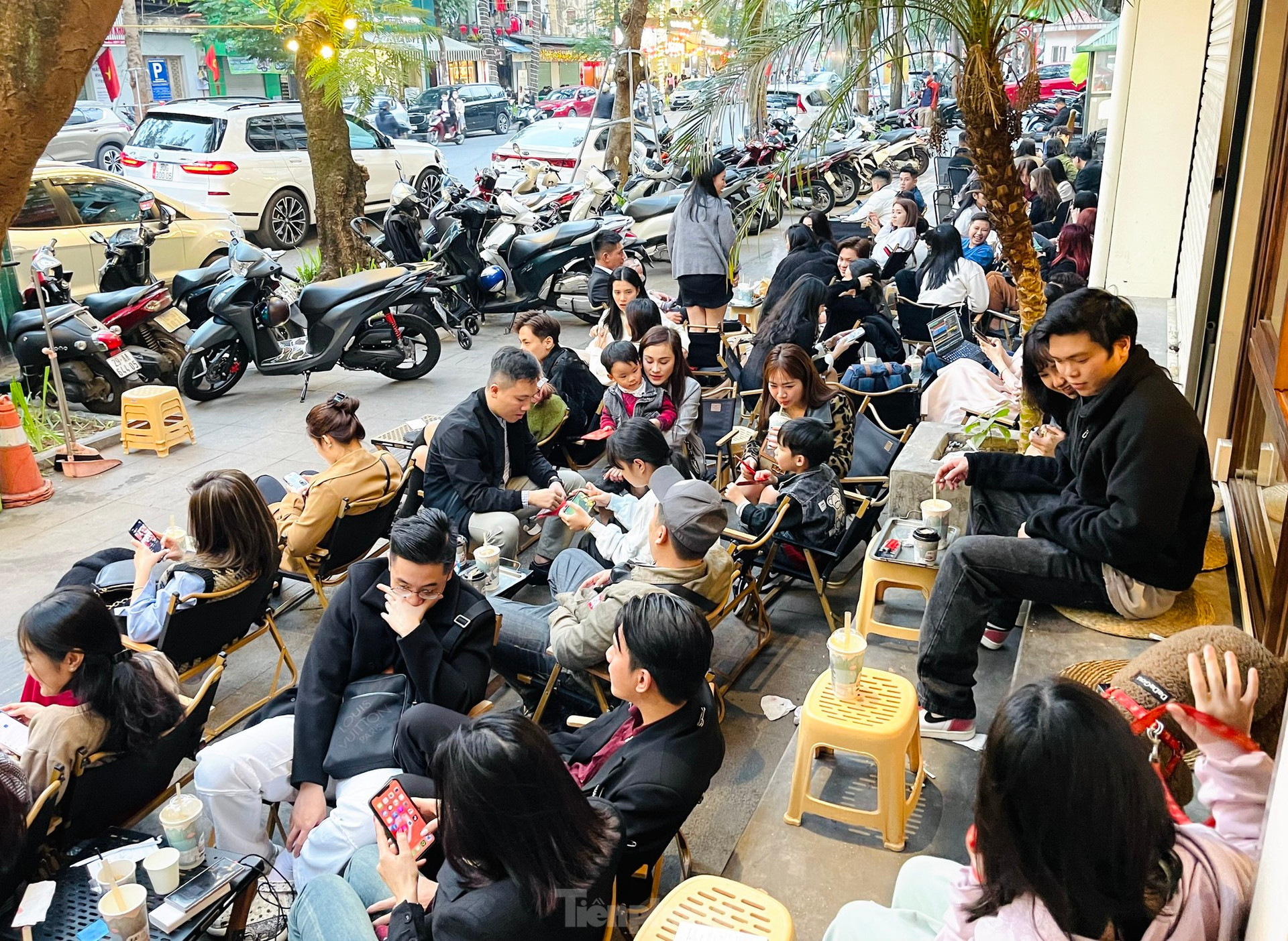Mùng 2 Tết, quán cà phê, hàng ăn ở Hà Nội, TPHCM đông kín khách ảnh 3