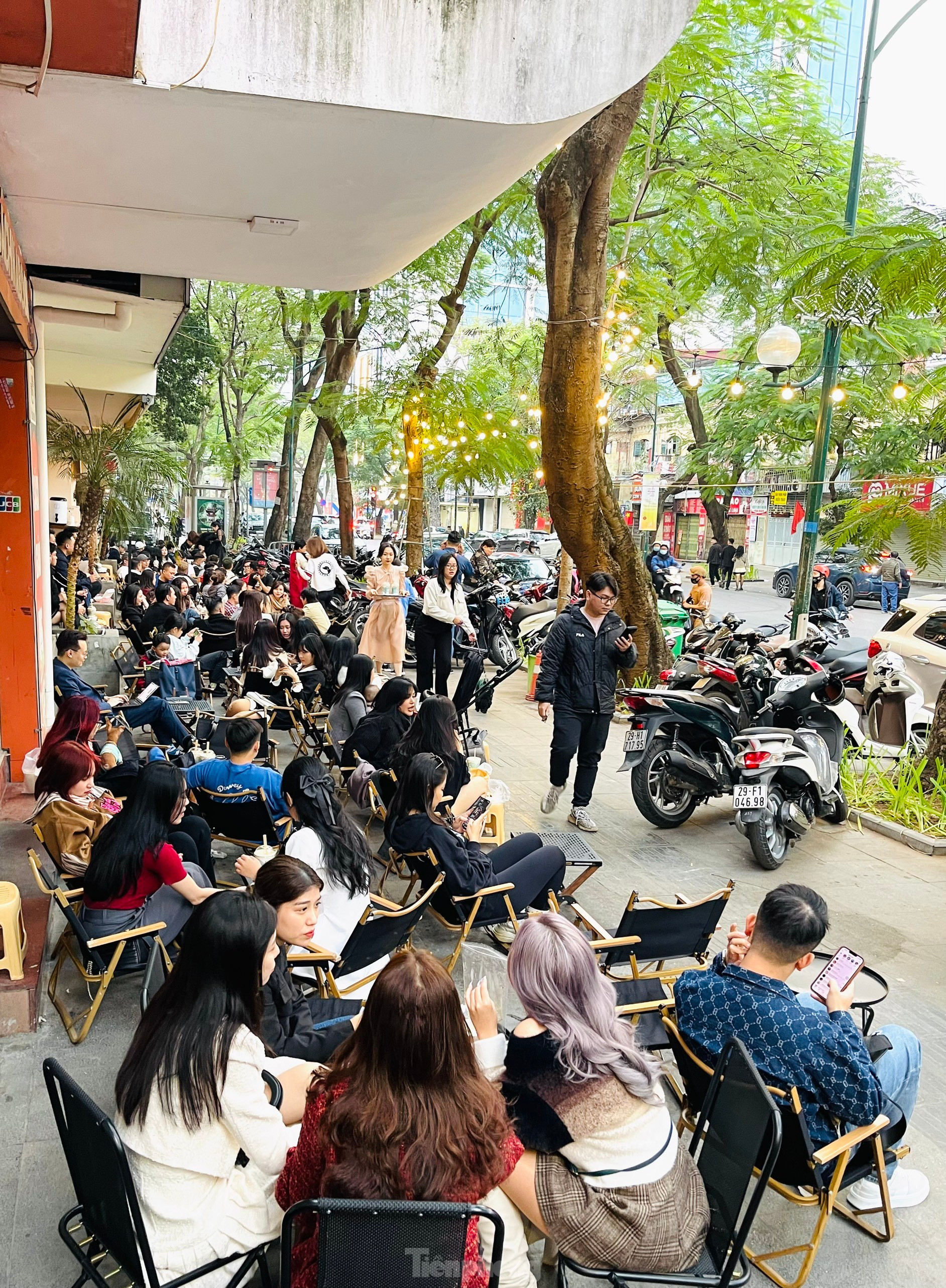 Mùng 2 Tết, quán cà phê, hàng ăn ở Hà Nội, TPHCM đông kín khách ảnh 2