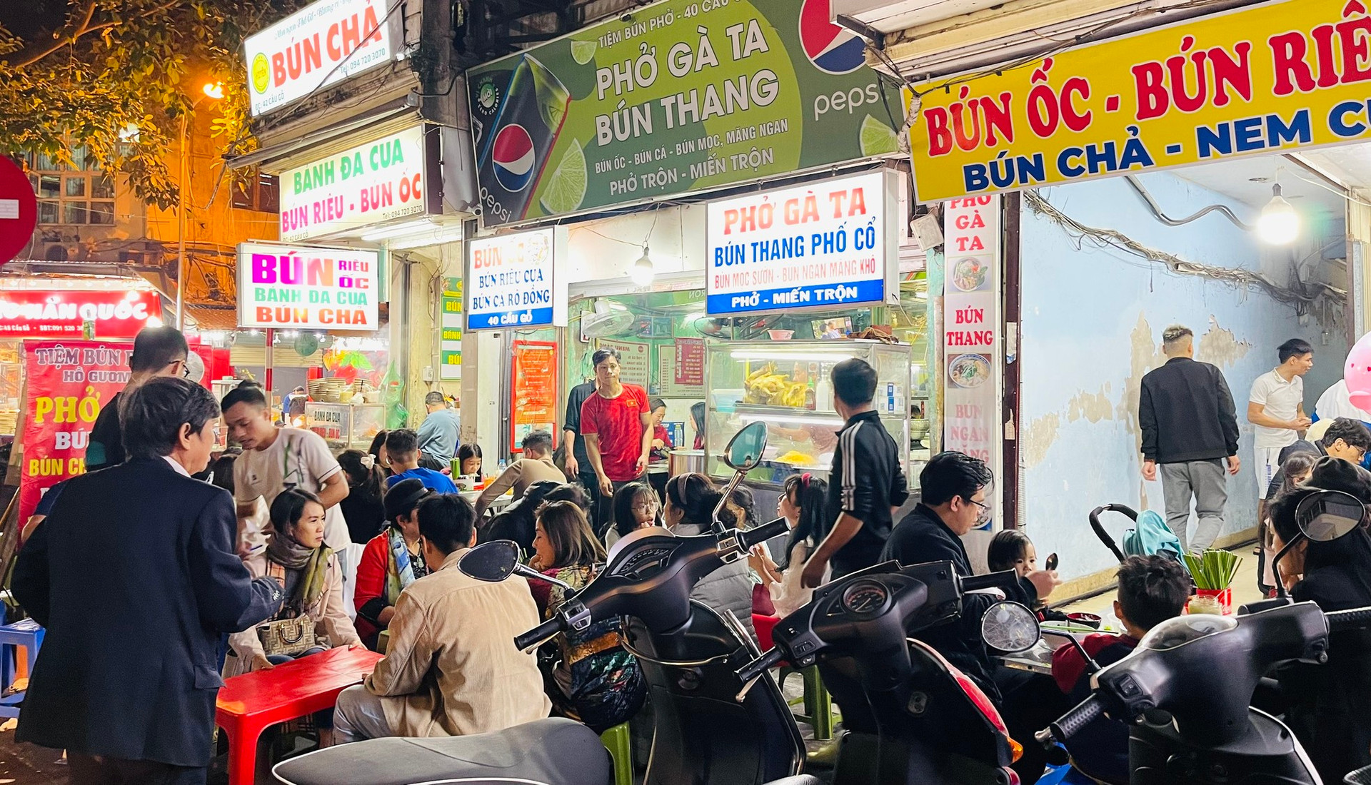 Mùng 2 Tết, quán cà phê, hàng ăn ở Hà Nội, TPHCM đông kín khách ảnh 8