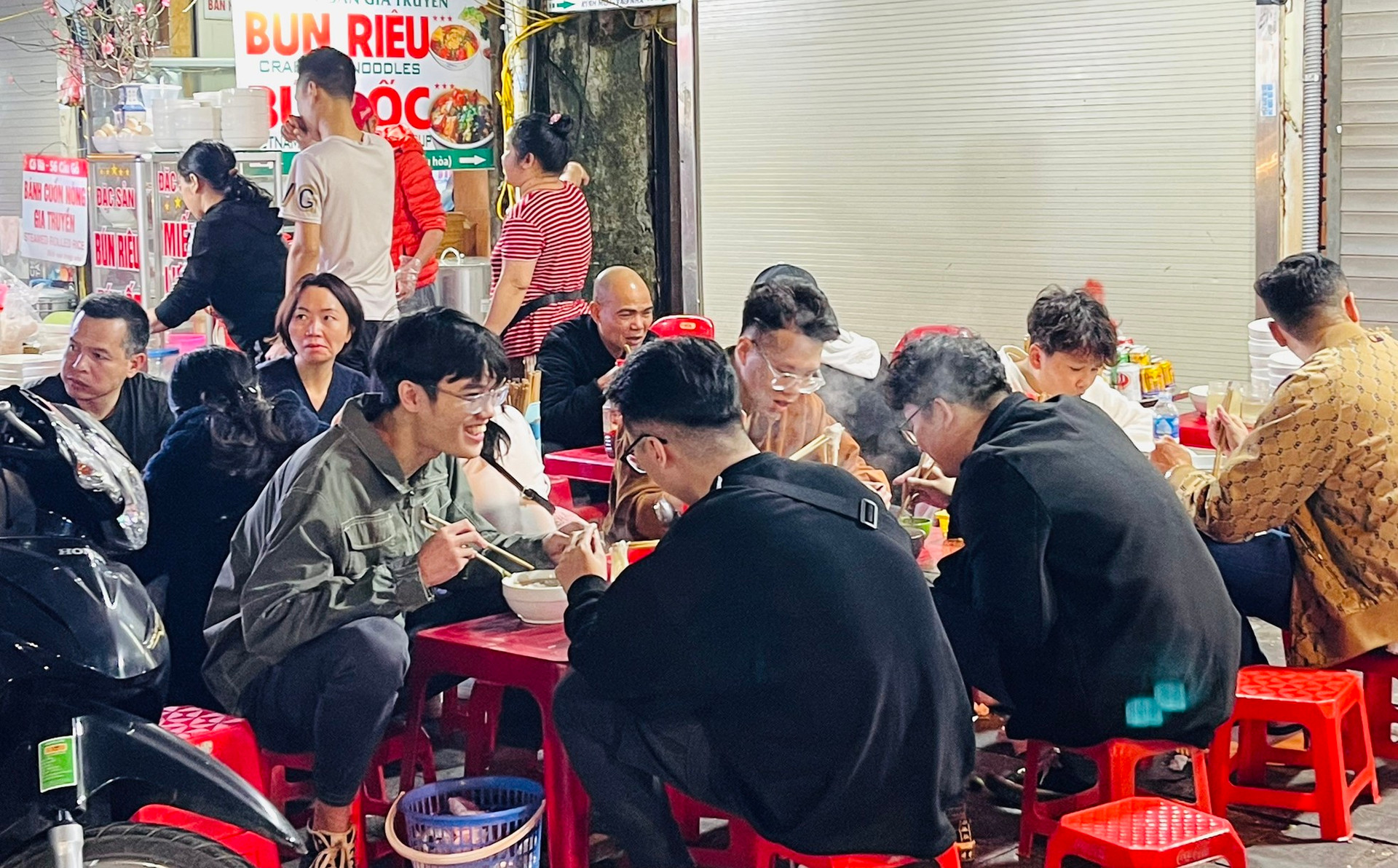 Mùng 2 Tết, quán cà phê, hàng ăn ở Hà Nội, TPHCM đông kín khách ảnh 5