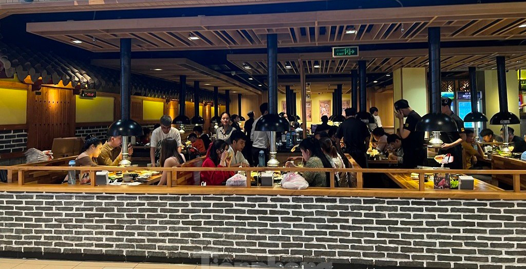 Mùng 2 Tết, quán cà phê, hàng ăn ở Hà Nội, TPHCM đông kín khách ảnh 14