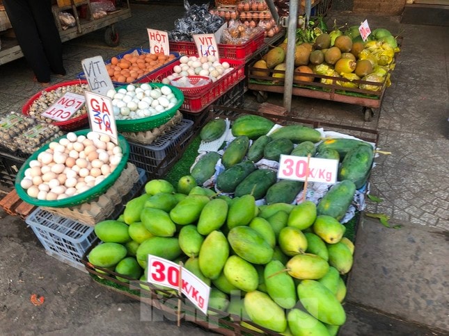 On the 2nd day of Tet, when I went to the market, I was surprised at the price of green vegetables Photo 4