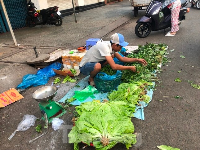 Mùng 2 Tết đi chợ, giật mình với giá rau xanh ảnh 1