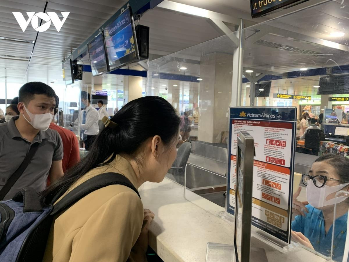 Mùng 3 Tết, khách đi sân bay Tân Sơn Nhất tăng kỷ lục - 2
