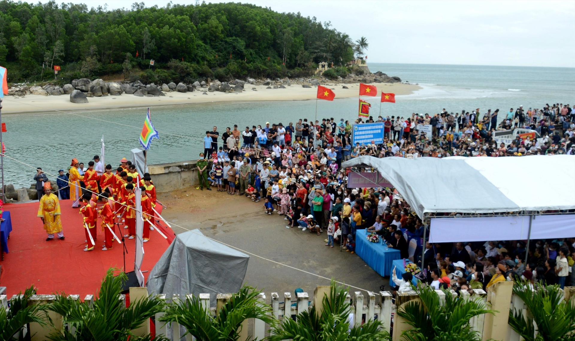 Lễ ra quân nghề cá ở Sa Huỳnh đã được lưu giữ và tồn tại qua hàng trăm năm, thu hút đông đảo người dân đến xem. Ảnh: Ngọc Viên