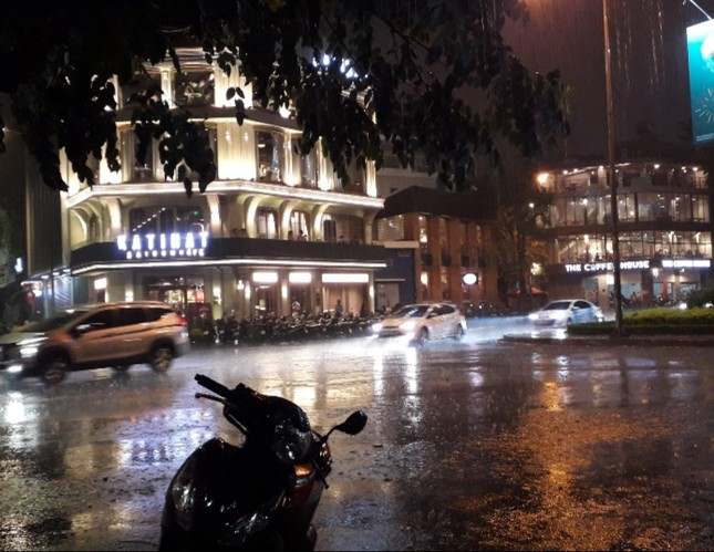 TPHCM bất ngờ mưa xối xả tối mùng 3 Tết ảnh 4